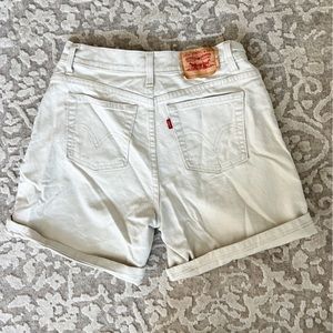 LEVI 550 cream shorts